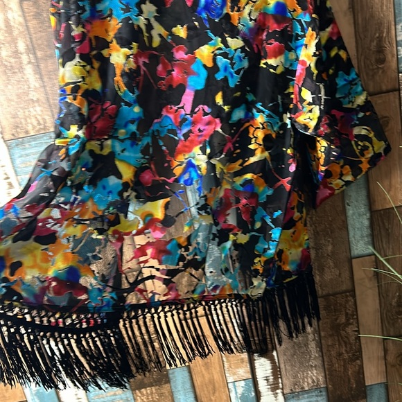 Draper’s & Damons Large colorful floral fringe bottom top - Picture 8 of 16